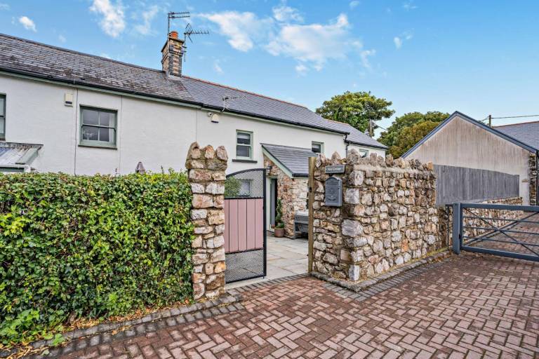 Fully equipped lovely cottage with yard | Next to the beach | Dogs allowed in Swansea