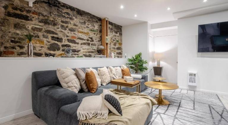 Villa | Close to Mary | Pets are welcome in Montréal, QC