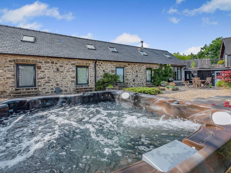 Cottage with jacuzzi & barbecue in Carmarthen