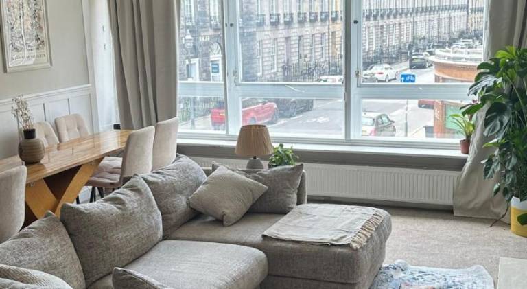 Ample rental apartment | Near Edinburgh Castle | Pets allowed in Edinburgh