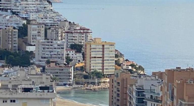 Apartment with yard, pool & patio in Benidorm