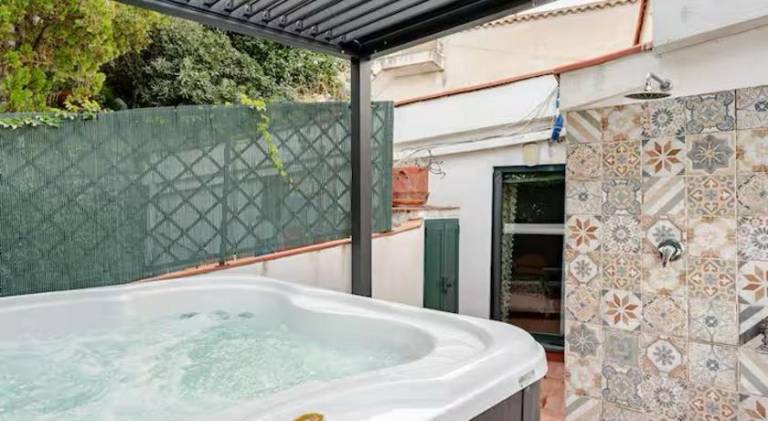 Vacation home with hot tub — photo 5