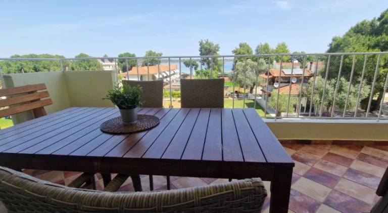 Serviced apartment with barbecue, terrace & yard — photo 4