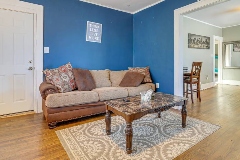 Urban Retreat 1 Mi to Riverfront! Detroit Duplex — photo 5