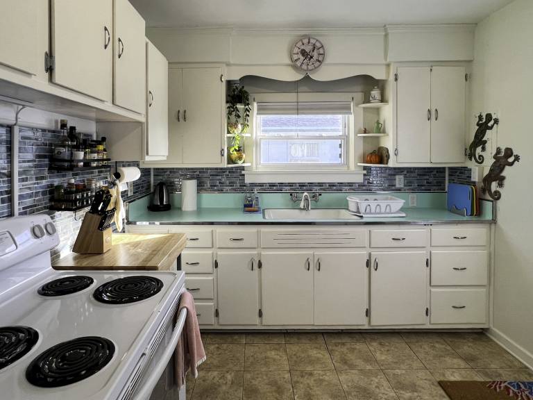 Tyn and Marty's Old Fashioned Summer Cottage — photo 5
