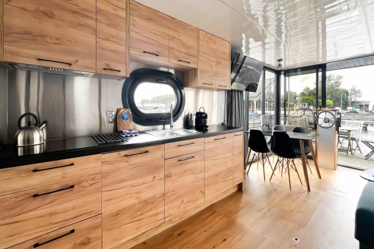 Boat with patio | Pet-friendly — photo 5