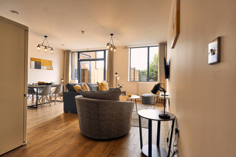 Apartment with pool, yard & patio in Hungerford