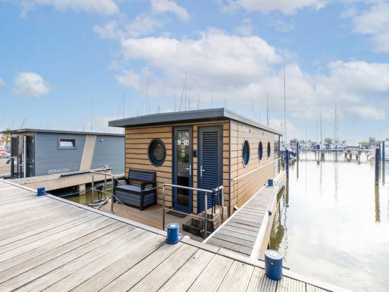 Hausboot im Yachthafen von Volendam