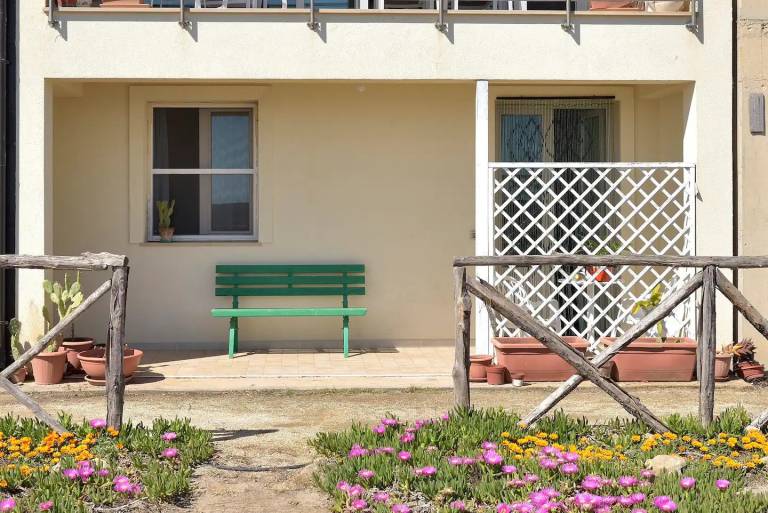 Apartment "LA DIGA Bilocale fronte-mare" with Sea View, Garden & Wi-Fi in Syracuse