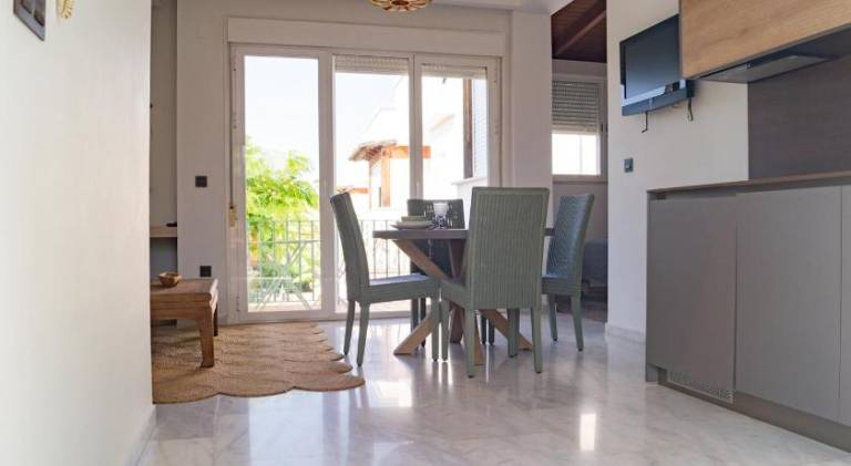 Holiday apartment with terrace, yard & pool — photo 3