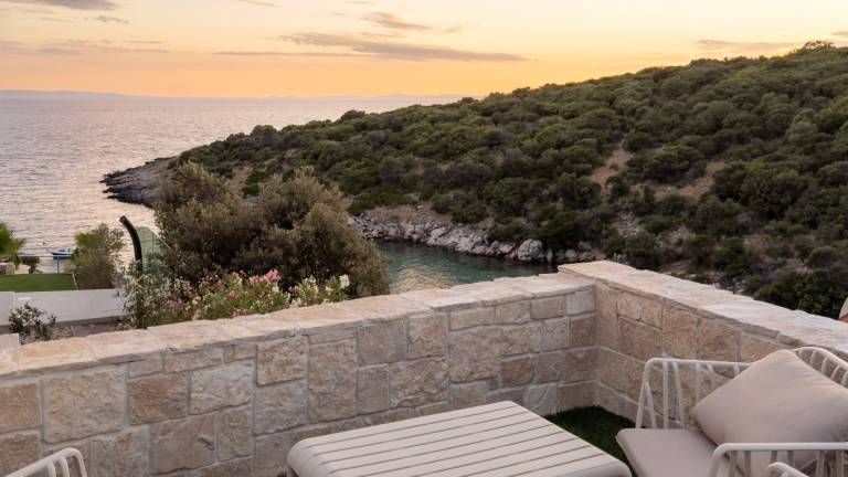 Villa with terrace, BBQ & private pool | Beach view — photo 5