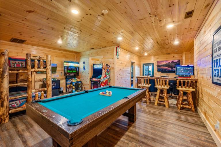Cabin with jacuzzi, barbeque & pool | Mountain view — photo 2