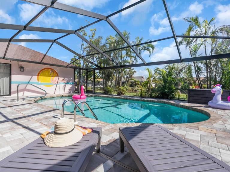 Family-friendly house with terrace, private pool & barbecue | Water view | Pets allowed — photo 2