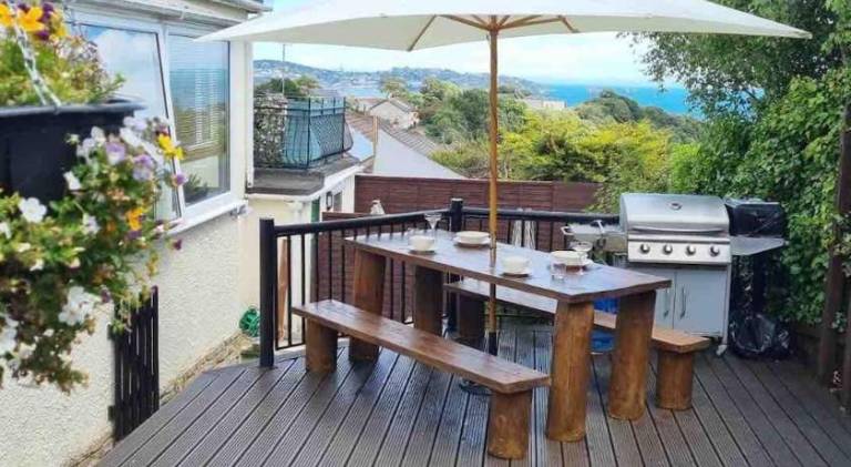 3 Bedroom Bungalow with great Sea Views, Private Hot Tub & Gardens in Torquay
