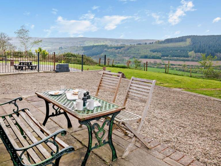 2 Bed in Crickhowell oc bn125
