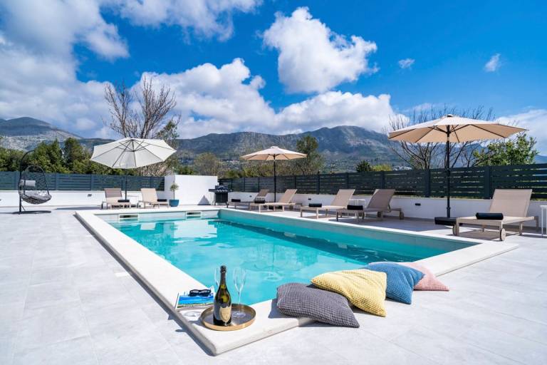 Family-oriented charming villa with garden, terrace & grill | Pets allowed — photo 2
