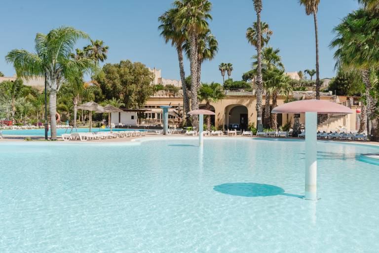 Mobile Home 'Deluxe Large' with Shared Pool, Wi-Fi and Air Conditioning in Trapani