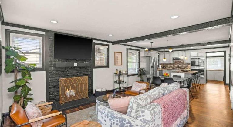 Cozy Bungalow close to Opry & Downtown Large Deck — photo 4