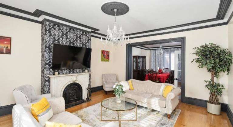 Centennial 6-Bedroom Waterfront Palace Sleeps 14 in Montréal, QC