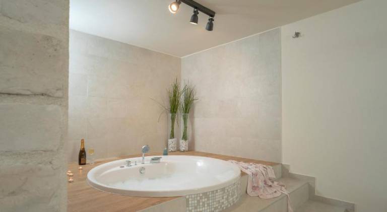 Villa with pool & hot tub — photo 5