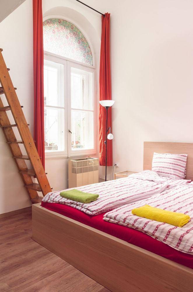 Rental apartment with patio | Next to Hungarian Parliament Building in Budapest