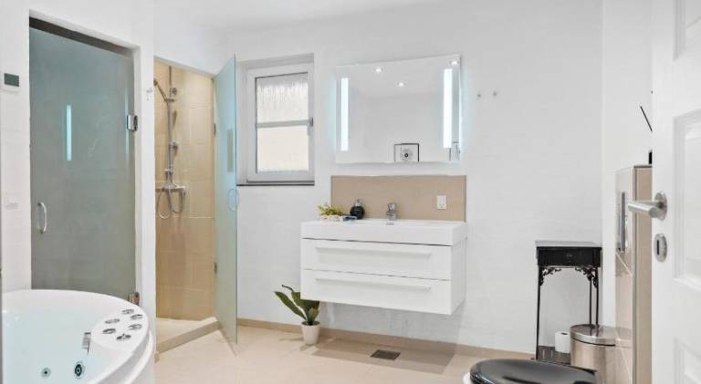 Vacation home with jacuzzi — photo 2