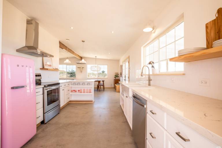 Flamingo Ranch With a Dreamy Desert Design & Hot Tub — photo 2