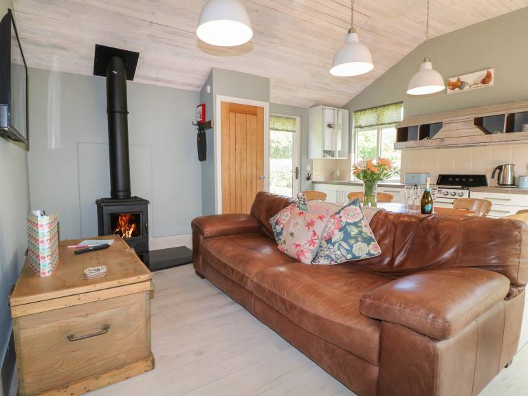 Family-oriented cottage with hot tub, barbeque & yard | Pet-friendly — photo 3
