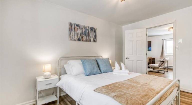 Charming 2 Bed 1 Bathroom Escape with Free Parking and WiFi in Sudbury, ON