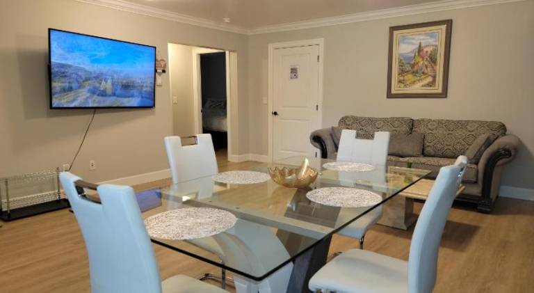 Oscar INN & 2bd Family Suite or Private Room in Abbotsford, BC