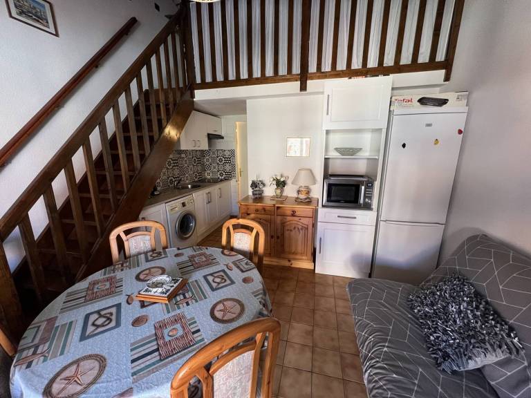 Charming 2-Bedroom Villa with Terrace, 6 Guests, Near Beach and Port, Fully Equipped! — photo 5