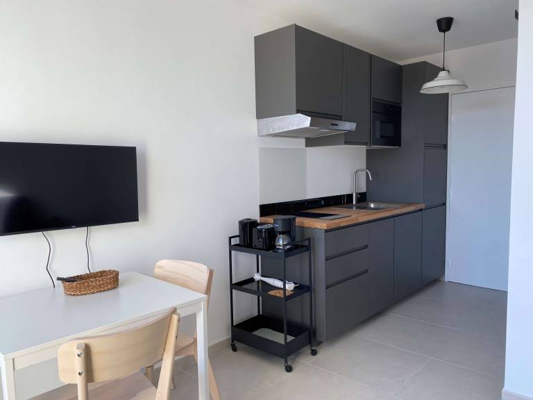 Renovated Studio with Balcony, A/C, Wi-Fi and Modern Amenities - 5 Min Walk to Thermes — photo 3