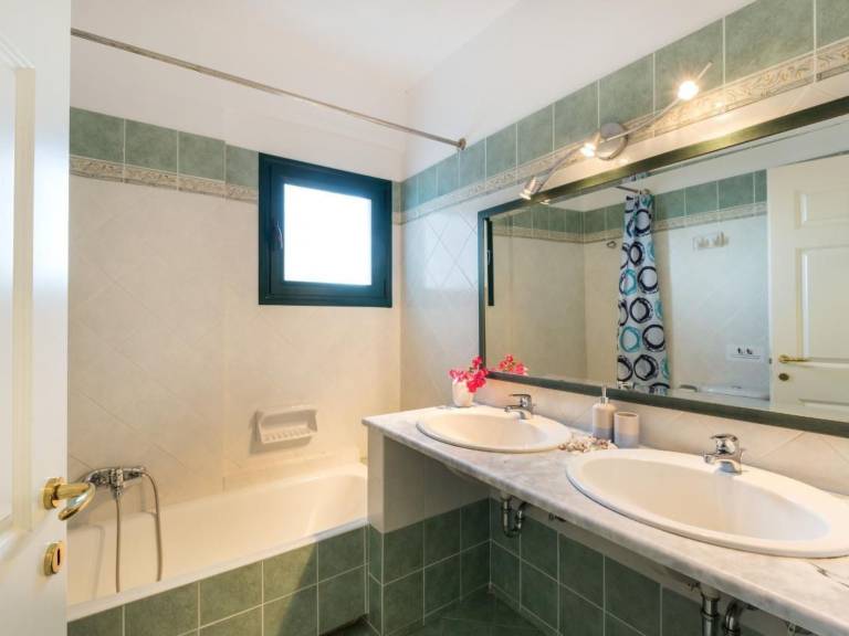 Fully equipped vacation home with terrace & barbecue | Sea view | Close to the beach | Pet-friendly — photo 4