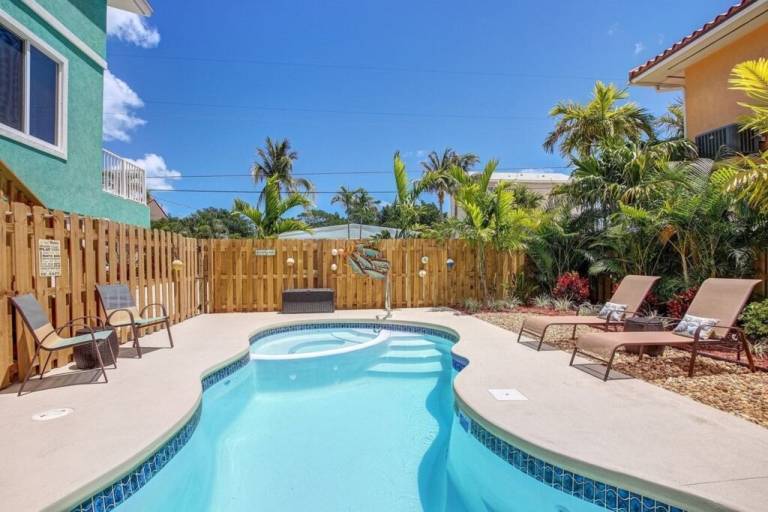 REDUCED! Manatee Cove - 4 BR/2 BA with Pool/Hot Tub on a canal! — photo 4