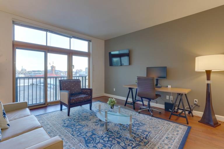 Bright Recently Upgraded Apt – Downtown Location — photo 4