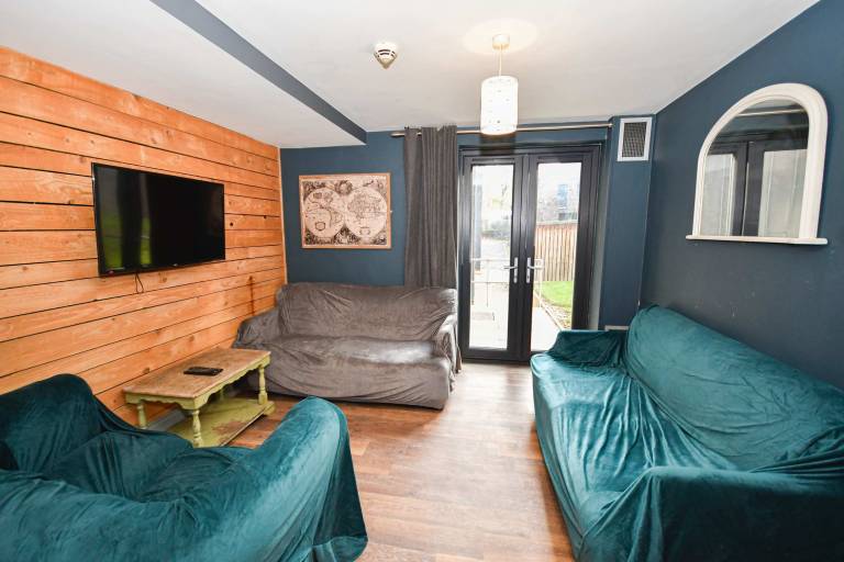 Convenient Budget 4BED Apartment Shared Kitchen