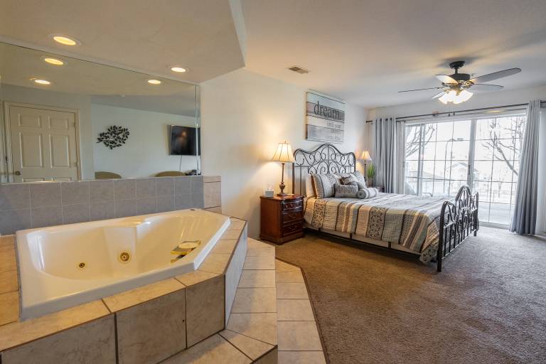Condo with barbecue & patio | Lake view — photo 2
