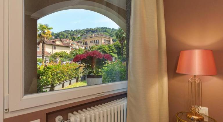 Apartment with patio & yard in Stresa