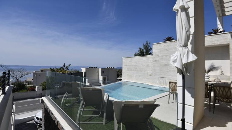 Villa with yard, hot tub & terrace | Pet-friendly — photo 2