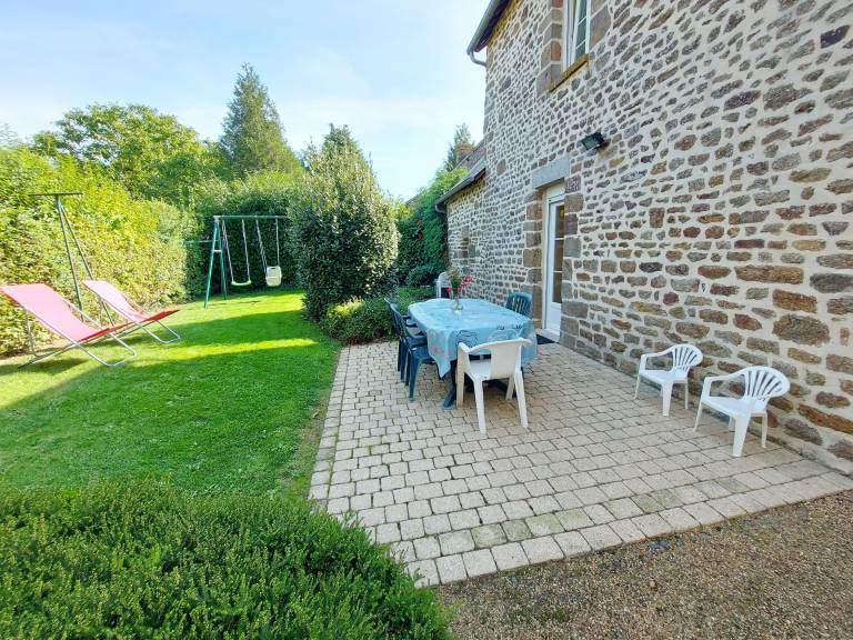 Charming Countryside Cottage: 3 Bedrooms, Enclosed Garden, BBQ, Pet-Friendly, Near Mayenne — photo 5