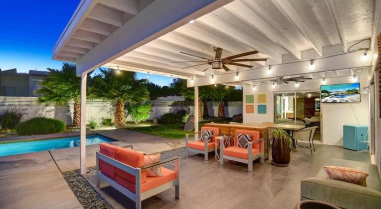 Vacation home with barbeque & pool — photo 4