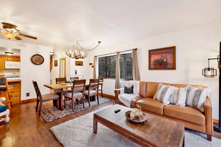 Pet-Friendly Mountain Lodge: 2 En-Suites, Gas Fireplace & Large Deck — photo 2