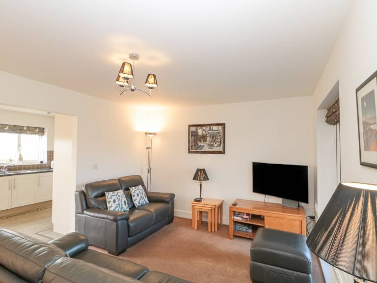 Family-oriented cottage with yard & patio | Pet-friendly — photo 2