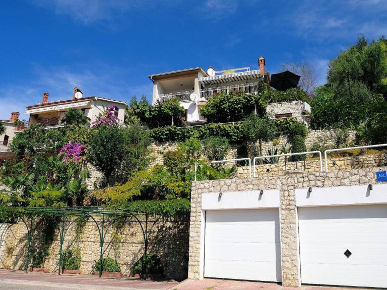Holiday apartment with garden, patio & BBQ | Pet-friendly — photo 3