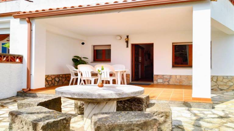 Rental apartment with patio, grill & yard — photo 2