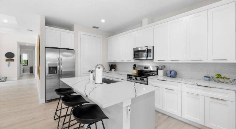Colorful retreat near beach and pickleball courts — photo 4