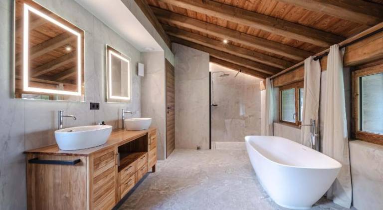 Chalet with hot tub — photo 2