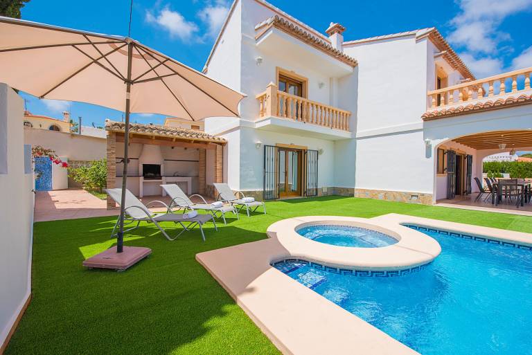 Villa with private pool, yard & barbecue — photo 4