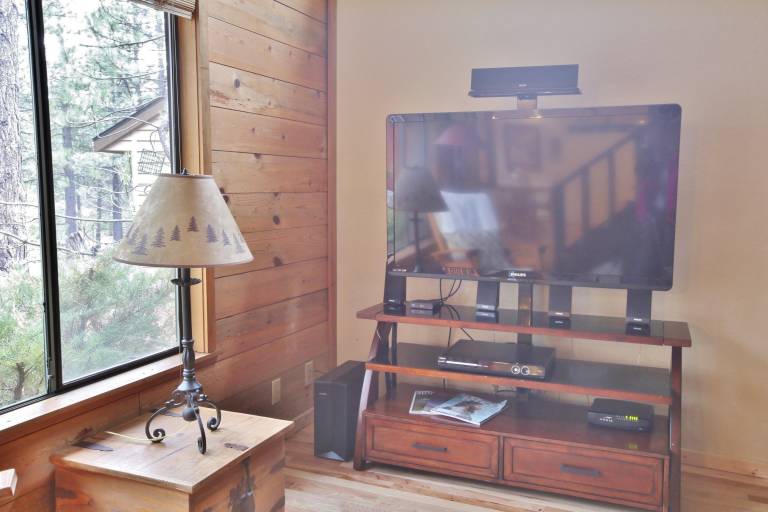 8 Leisure - Light & Bright Home, Hot Tub, Quiet Area Close to SHARC Passes Included — photo 4
