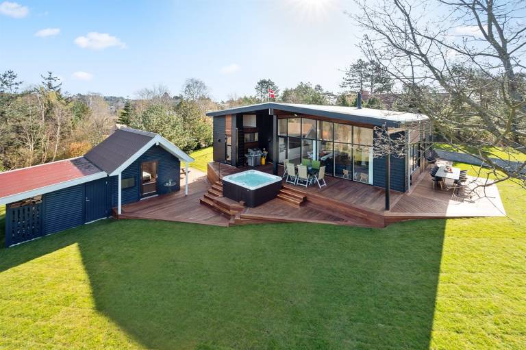 Family-oriented vacation home with sauna, hot tub & grill | Sea view | Dogs allowed — photo 3